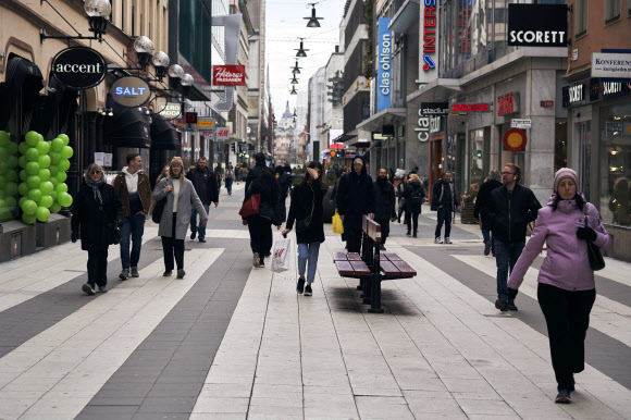 - 지난 25일(현지시간) 스웨덴 스톡홀름의 주요 쇼핑로에 많은 시민들이 코로나19에 구애받지 않고 지나가는 모습을 AP통신이 30일 타전했다. 인구밀도가 낮은 스톡홀름의 거리는 늘 조용하다. 하지만 코로나19가 빠르게 퍼지고 있는 지금도 인적이 드문 편은 아니라고 AP는 전했다.스톡홀름 AP 연합뉴스