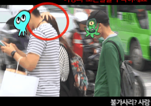 도심 속 여성 머리의 불가사리, 그 정체는.gif